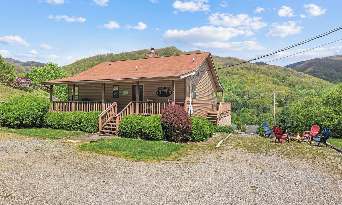 Maggie Valley Cabin | 2 BD 2 BA Cozy, Single LV Cabin, Views, Covered Porch