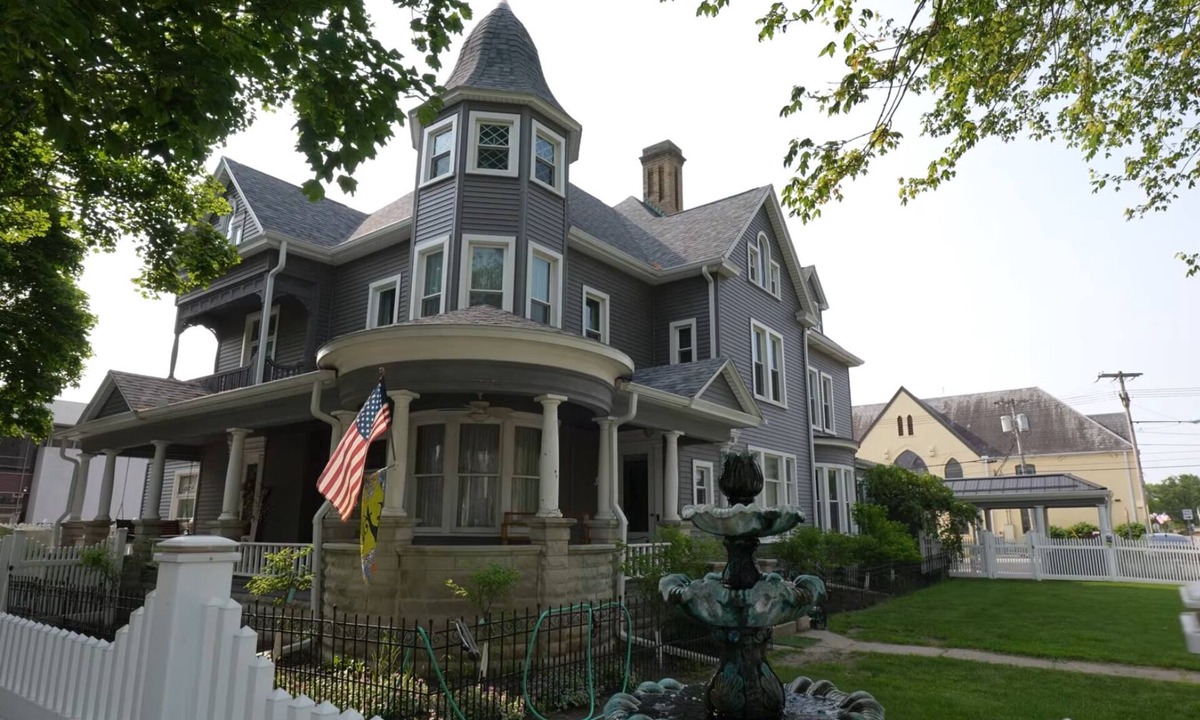 Bluffton House | 2-bedroom Victorian duplex in peaceful downtown Bluffton