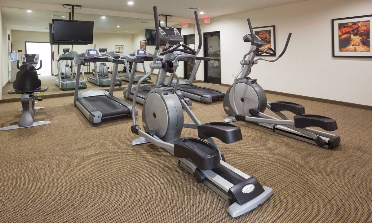Oconomowoc Apartment | 2-BR Suite w/King & Double Beds + Kitchen