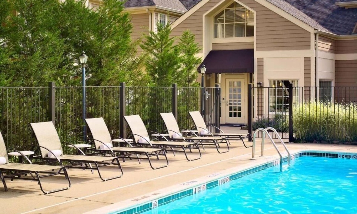 Somerset Hotel | 2 Convenient Rooms, Seasonal Swimming Pool, Full Kitchen!