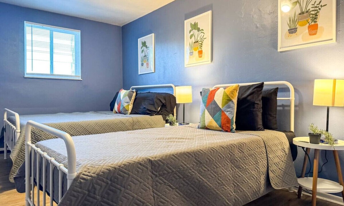 Mount Oliver Apartment | 2 Full Apartments, 4 Bedrooms w/11 beds + Parking