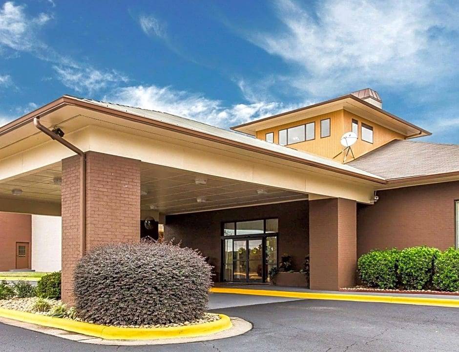 Hickory Hotel | 2-Star Hotel ∙ Quality Suites Convention Center - Hickory