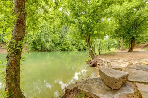 Mountain View Apartment | 2-Studio Retreat on White River w/Swimming Hole