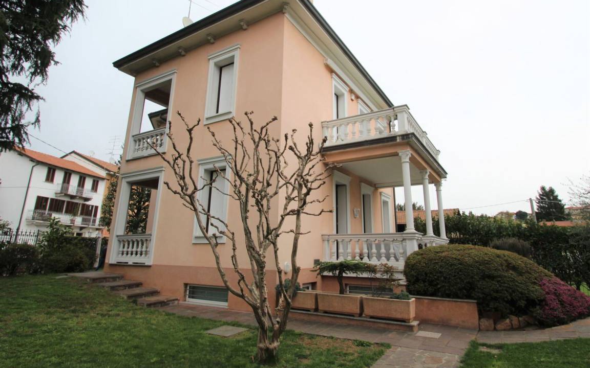 Castronno Villa | 250 m² Villa ∙ 5 bedrooms ∙ 10 guests