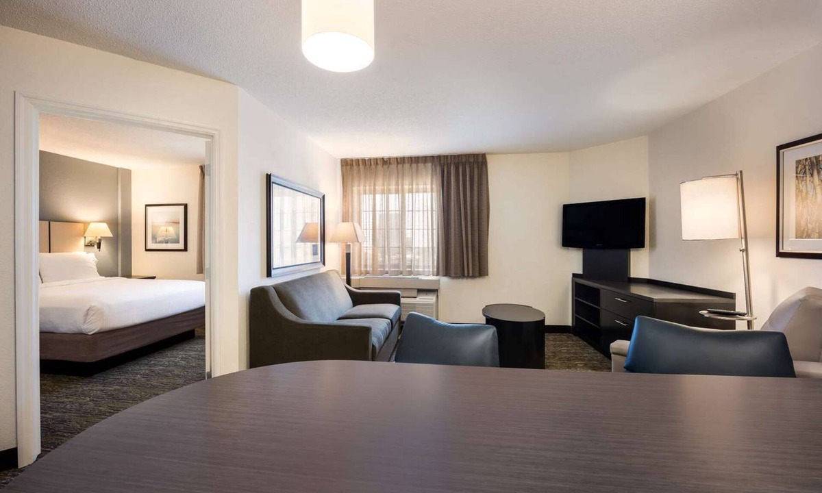 Morris Plains Hotel | 3 1BR Suites w/Kitchen & BBQ Area for Home-Like Comfort and Easy NYC Access