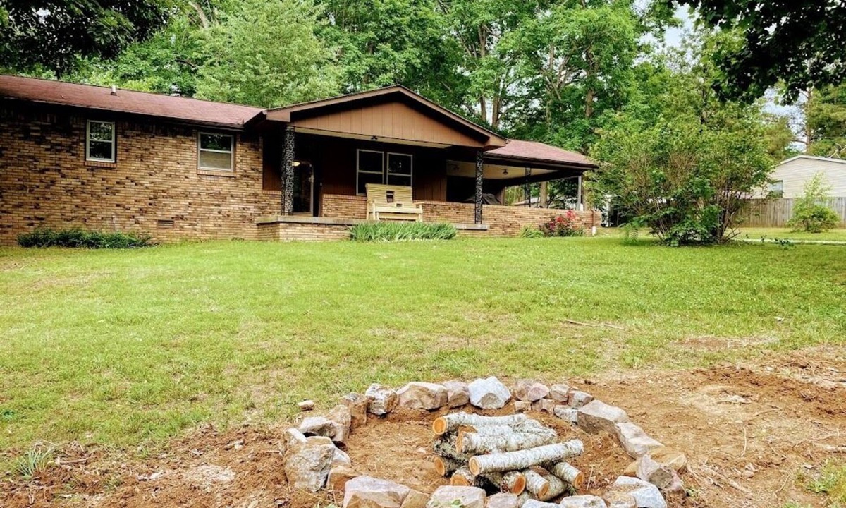 Dickson House | 3 bedroom 2 bath ranch style house on 5 acres.