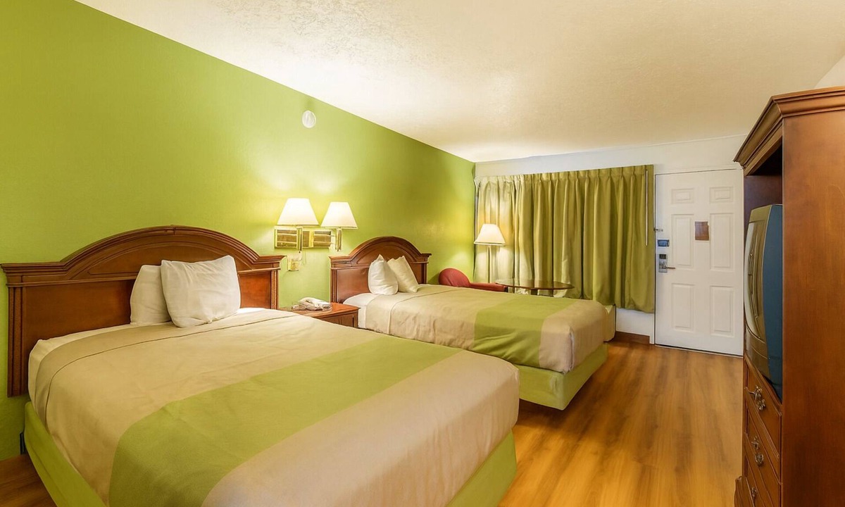 Edgewood Hotel | 3 Pet-Friendly Rooms Near Flying Point Park w/On-Site Dining
