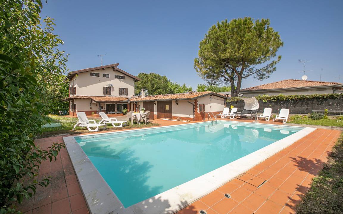 San Benedetto di Lugana Villa | 300 m² Villa ∙ 5 bedrooms ∙ 11 guests