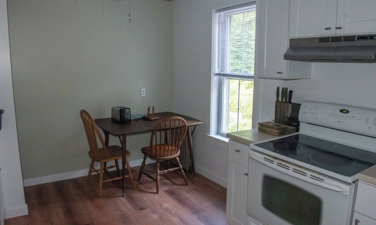 Ashfield Apartment | 3RD FLOOR APARTMENT FOR 30 DAYS OR LONGER STAYS ONLY