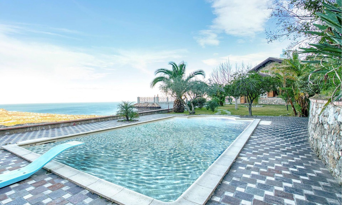 Montepaone Lido House | 4 bedroom accommodation in Montepaone