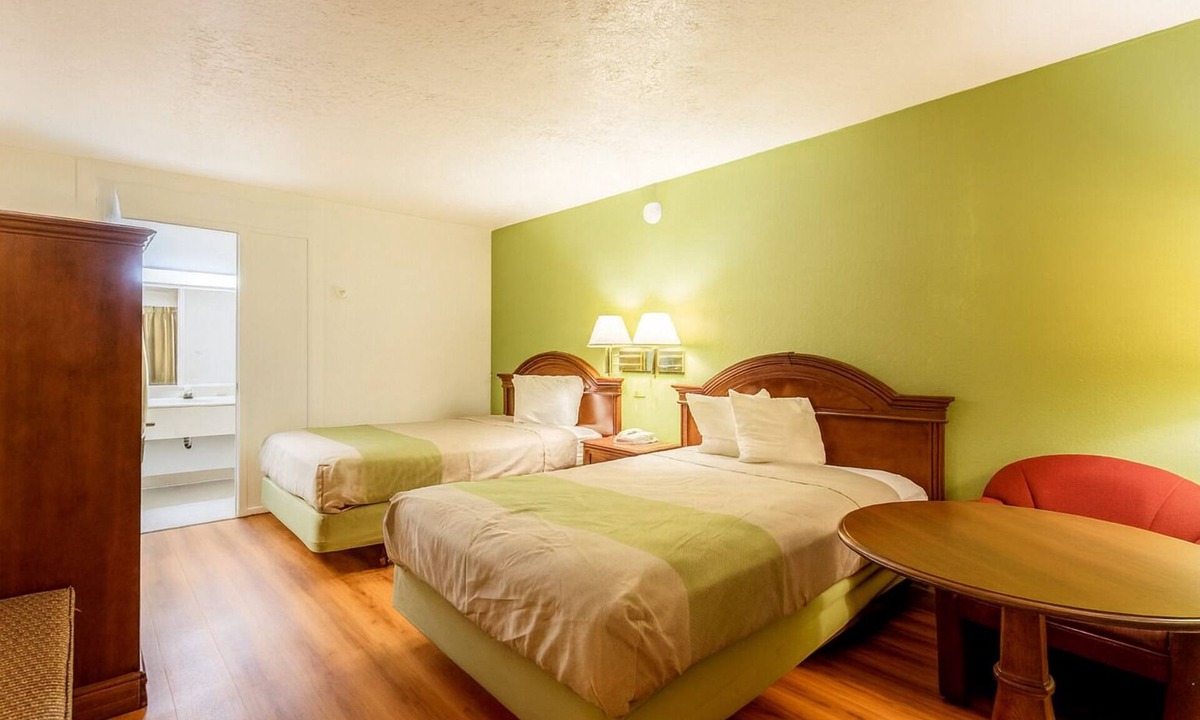 Edgewood Hotel | 4 Inviting Rooms for Budget Travelers w/Laundry On-Site