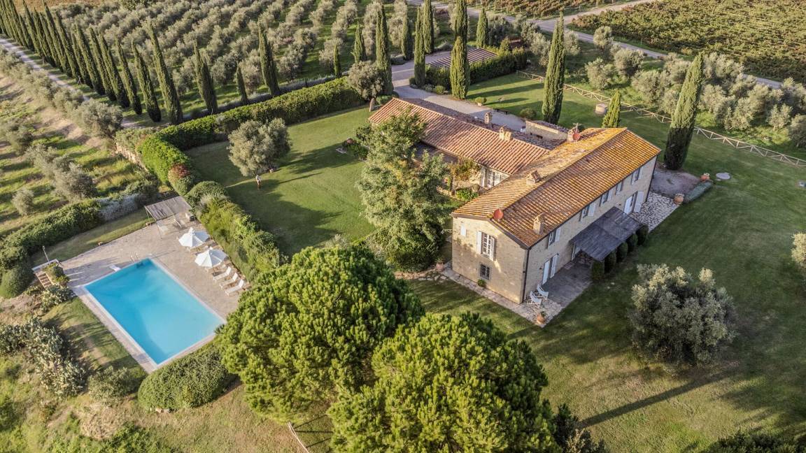Magliano in Toscana Villa | 450 m² Villa ∙ 8 bedrooms ∙ 17 guests