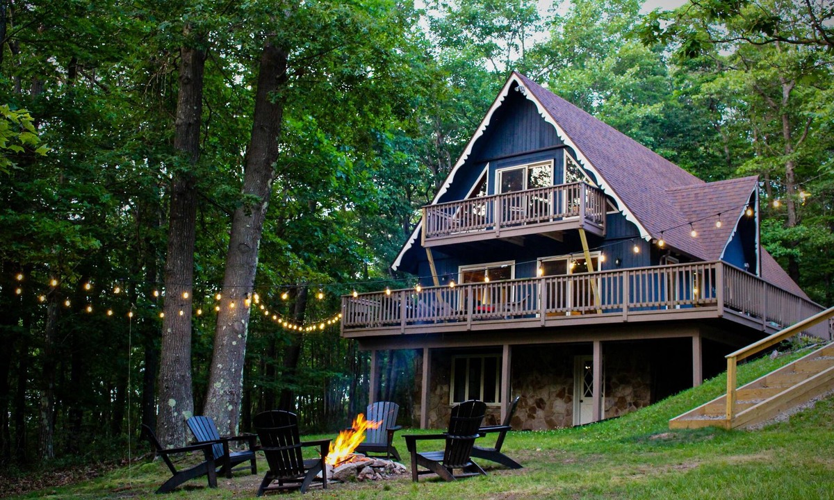 Swanton Ski Chalet | 4BR charming cabin with firepit and lake access