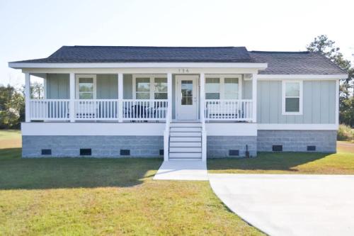 Davis House | 4BR Soundfront cottage Private Dock Fishing