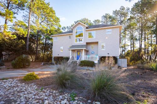 Corolla Light House | 4min Walk to Beach with Resort Pool Gym Hot Tub