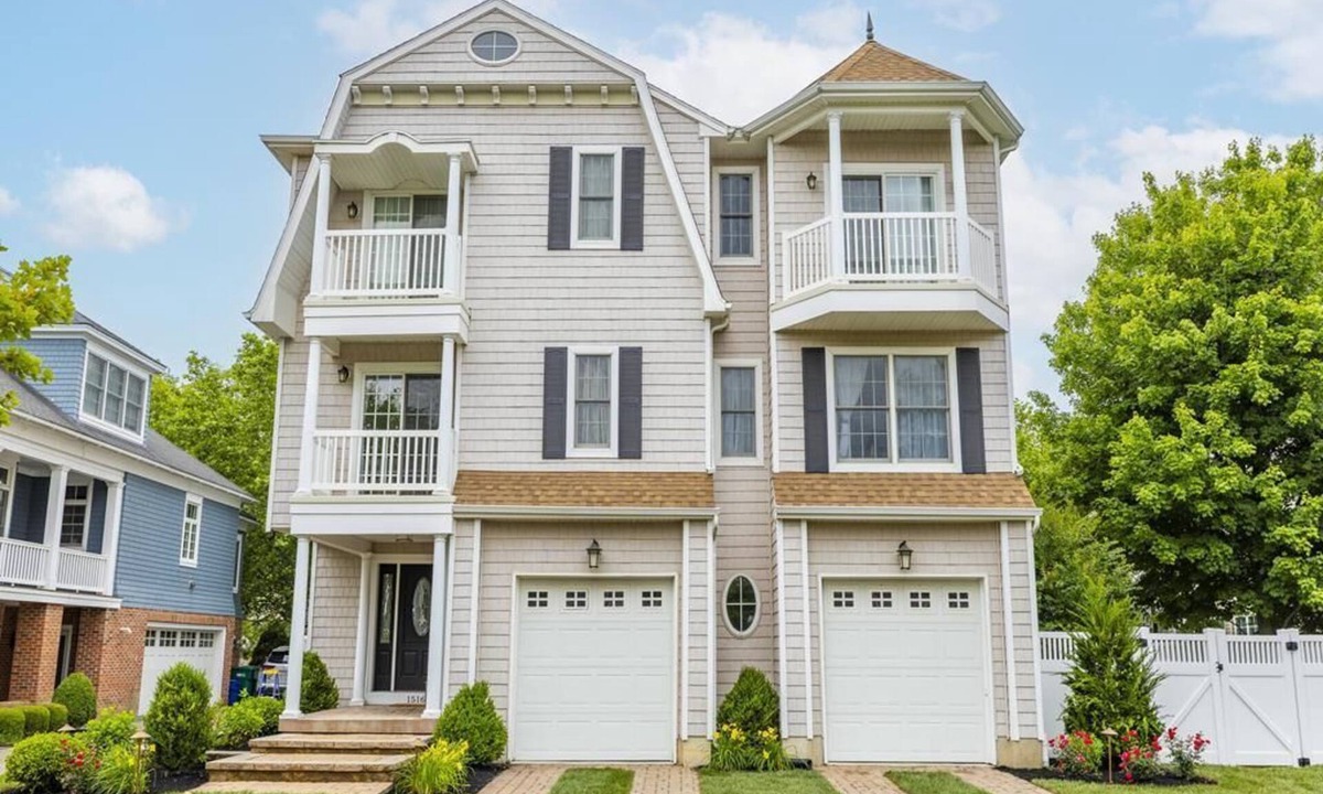 Admiral Estates House | 7 Bedroom, 4 Full Baths, and Two Blocks to Beach