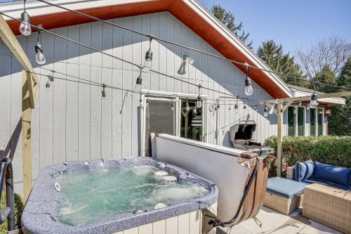 Howards Grove House | 9 Mi to Shore: Home w/Hot Tub in Howards Grove!