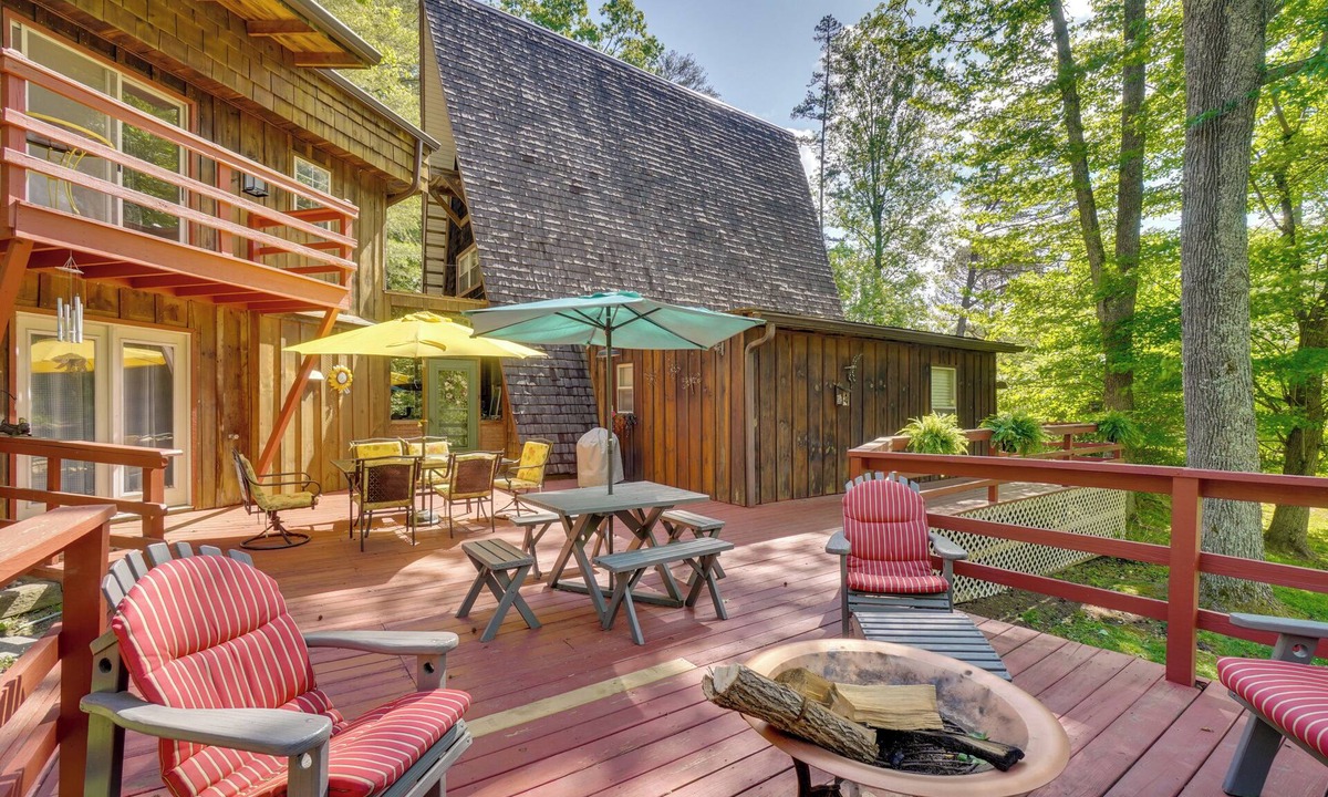 Tellico Plains Cabin | A-Frame Cabin w/Spacious Yard in Tellico Plains!