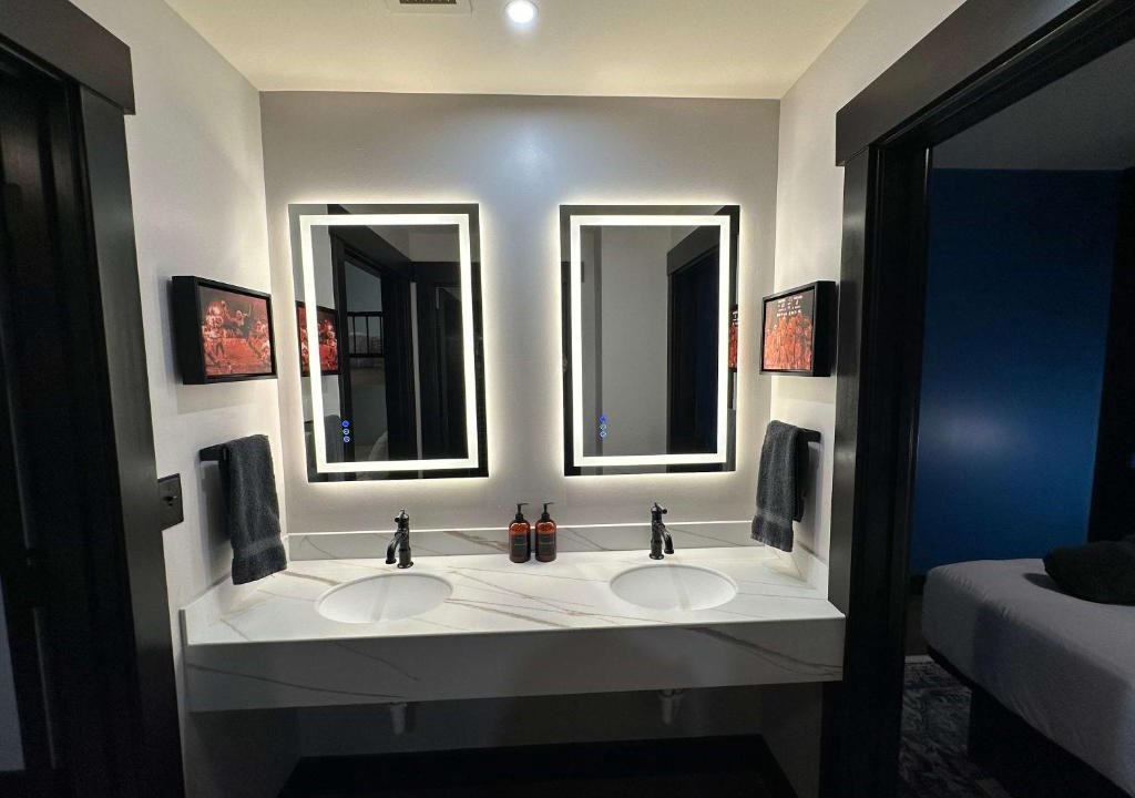 Downtown Louisville Hotel | A12 The Paddock Superfecta Suite