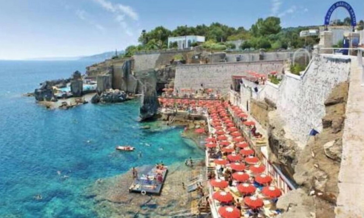 Uggiano la Chiesa Bed & Breakfast | Anemone Studios - Spacious room with extra bed near Otranto