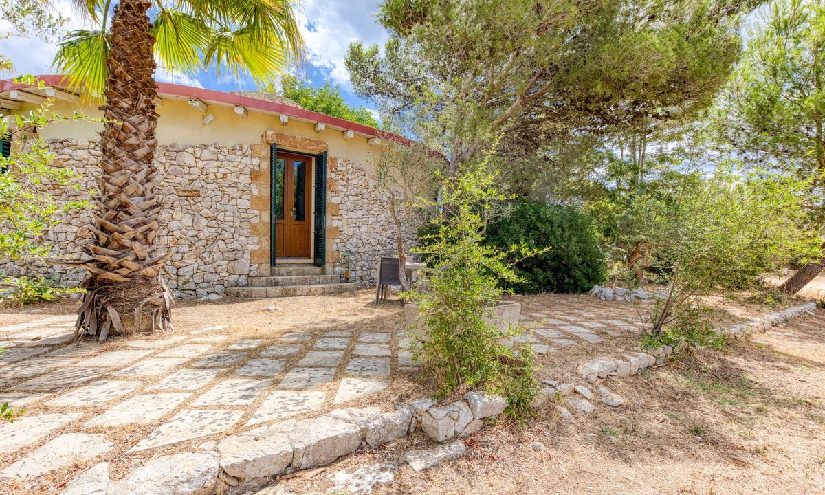 Gagliano del Capo Apartment | Apartment 'Baccole - Trullo Grande' with Shared Terrace, Private Garden and Air Conditioning