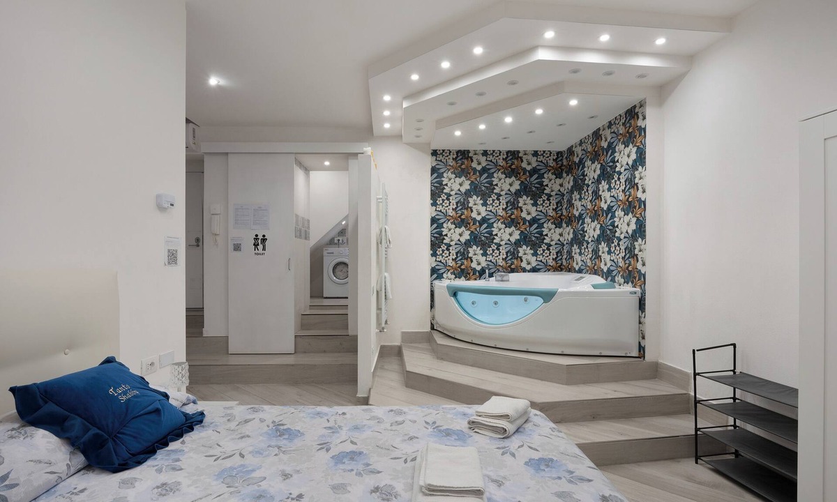 Quartieri Spagnoli Apartment | Apartment 'Casa Giulia' with Wi-Fi and Air Conditioning