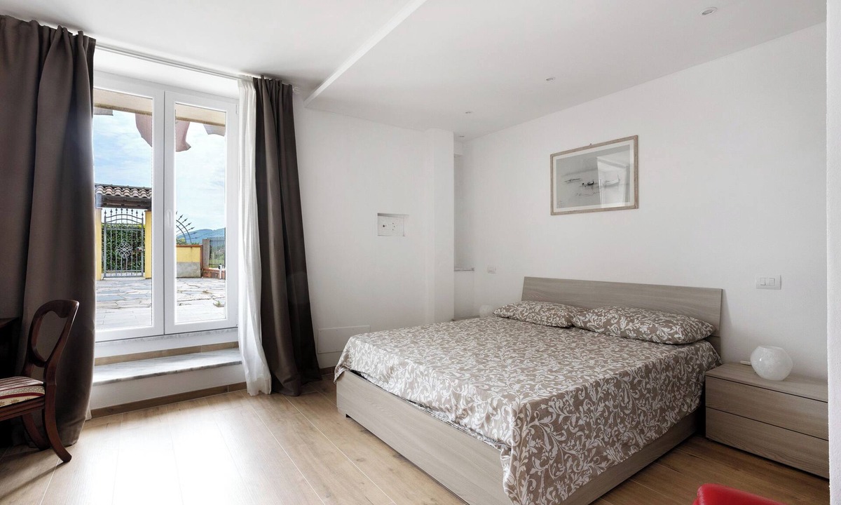 Sarzana Apartment | Apartment 'Casa Marisa' with Private Garden, Wi-Fi and Air Conditioning