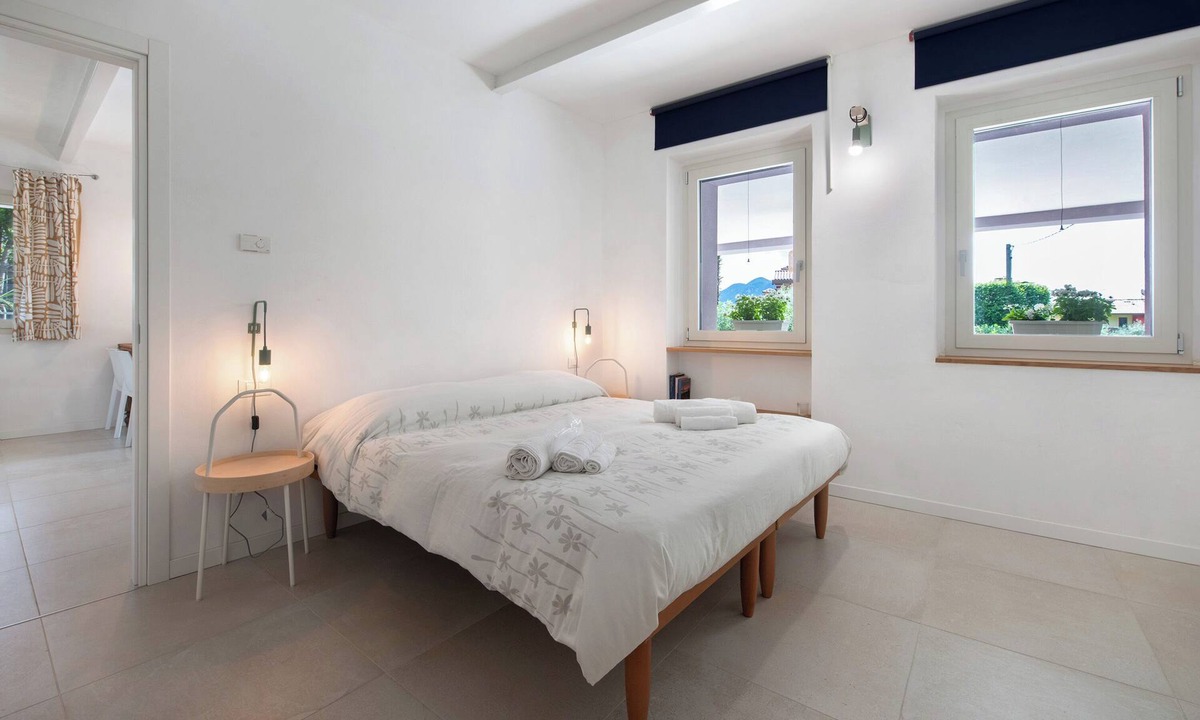 Colombaro Apartment | Apartment "Casa Mavi" with Shared Terrace, Wi-Fi & Air Conditioning