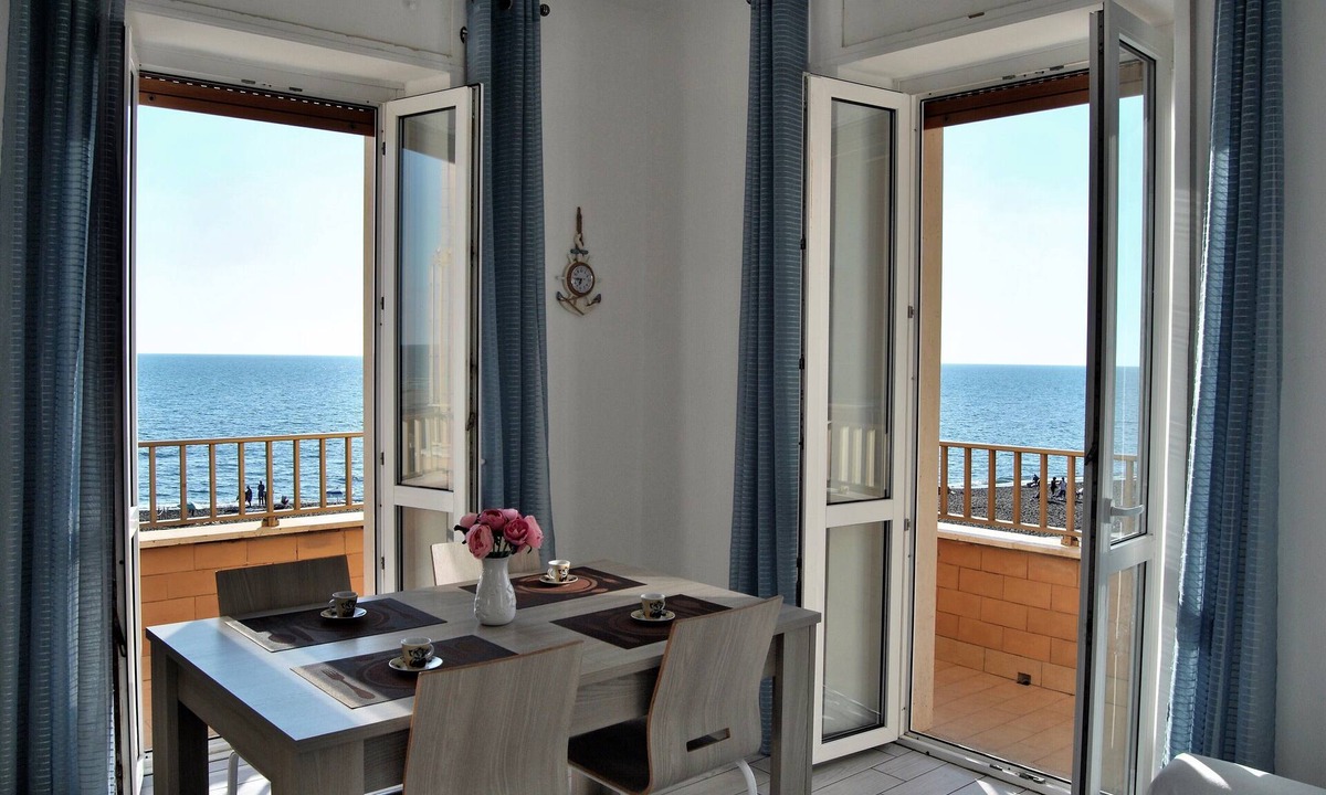 Ladispoli Apartment | APARTMENT FRONT SEA by Silvia and Massimo