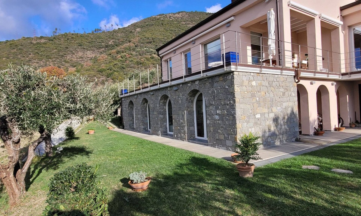 Bonassola Apartment | Apartment "Il Paradiso Sul Mare" with Shared Garden and Wi-Fi