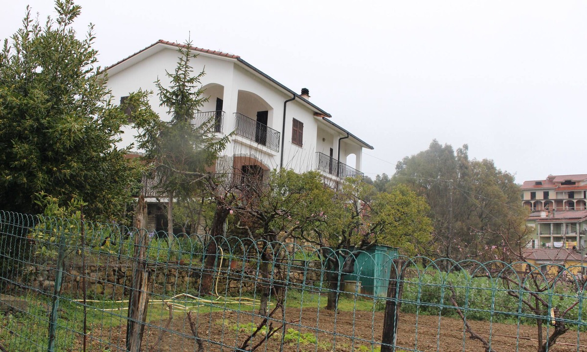 Artallo Apartment | Apartment in Semi-detached Villa with Garden