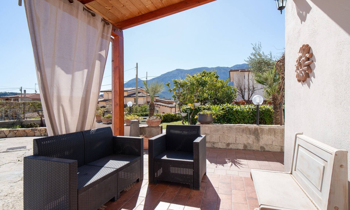 Irgoli Apartment | Apartment 'Le Lantane 2' with Mountain View, Wi-Fi and Air Conditioning