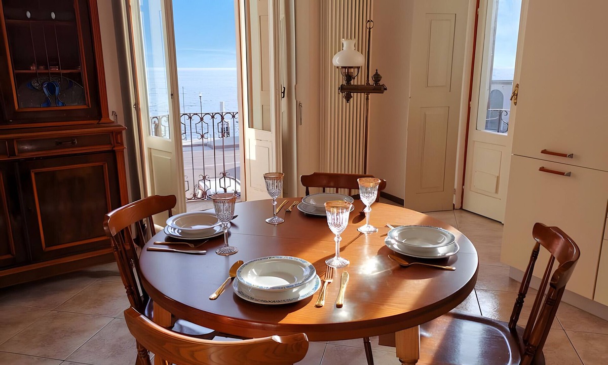 Consiglio di Rumo Apartment | Apartment 'Spacious Historic F1' with Lake View, Wi-Fi and Air Conditioning