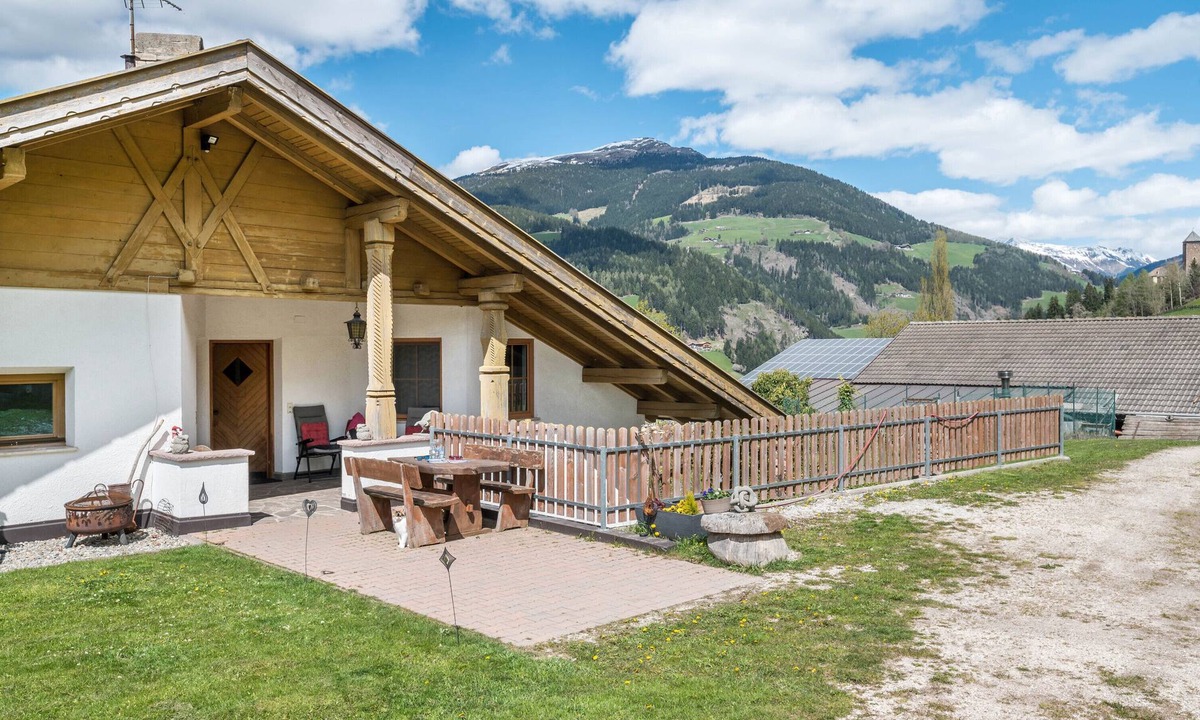 Sarntal Apartment | Apartment "Stofnerhof Neu" with Mountain View, Shared Garden & Wi-Fi
