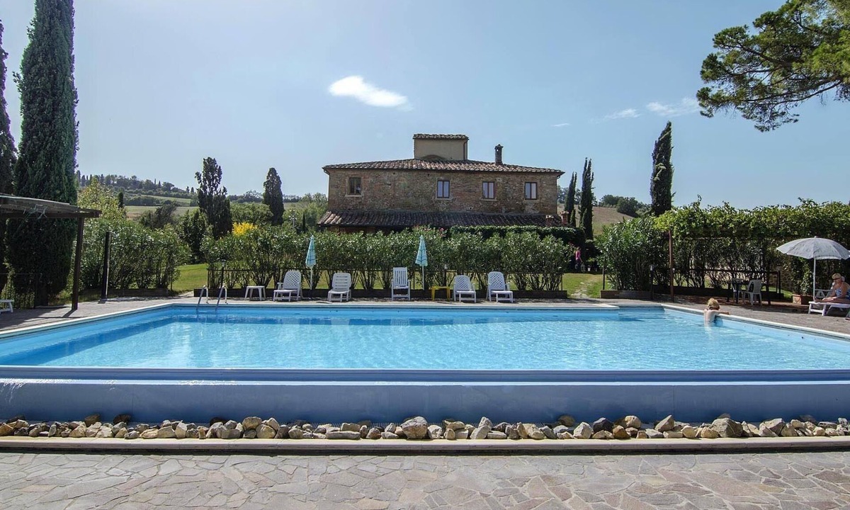 Torrita di Siena Apartment | Apartment with a beautiful terrace covered with plants