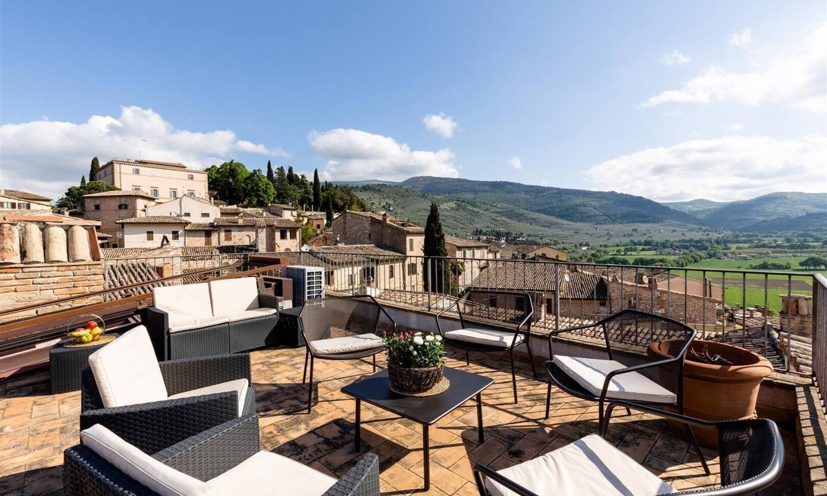 Spello Apartment | APARTMENT WITH LARGE ROOFTOP TERRACE, A/C, lift, free parking. Sleeps up 4