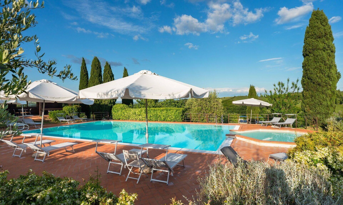 Sughera Apartment | Apartment with WIFI, A/C, pool, TV, veranda, pets allowed, panoramic view, close to San Gimignano