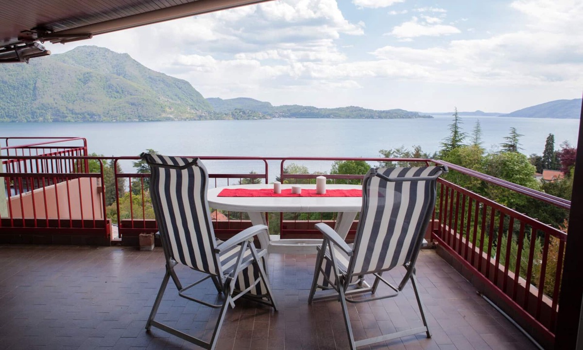 Susello Apartment | Attractive 4½-room apartment with 3 balconies, pool and dream view