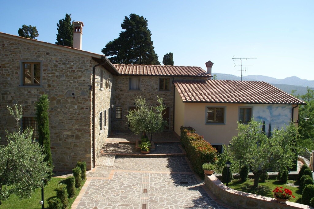 Montecarelli House | Attractive apartment in farmhouse with pool in beautiful surroundings