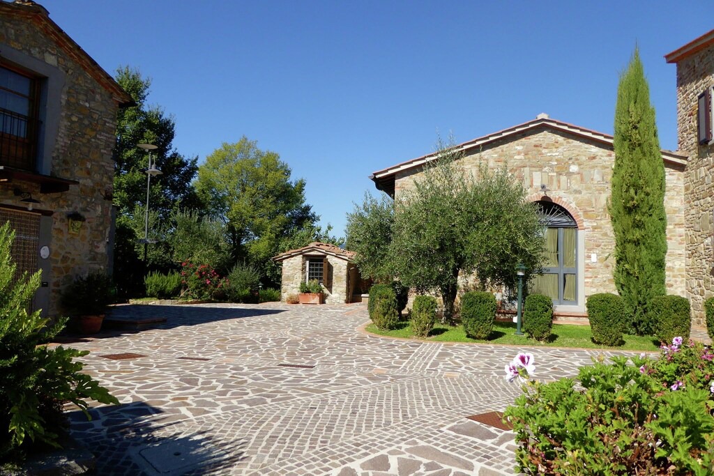 Montecarelli House | Attractive apartment in farmhouse with pool in beautiful surroundings