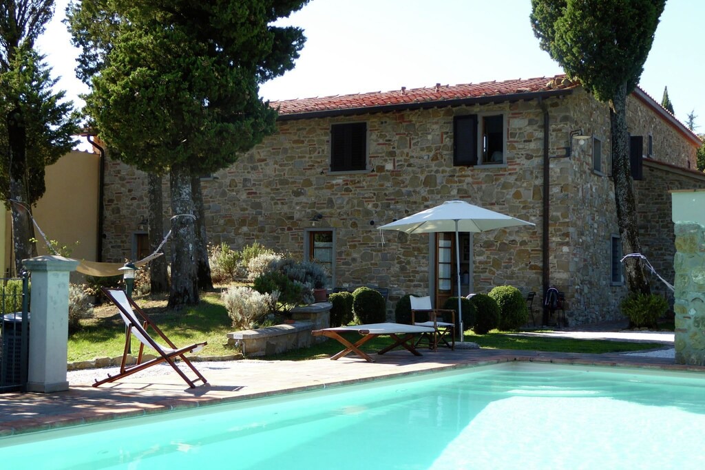 Montecarelli House | Attractive apartment in farmhouse with pool in beautiful surroundings
