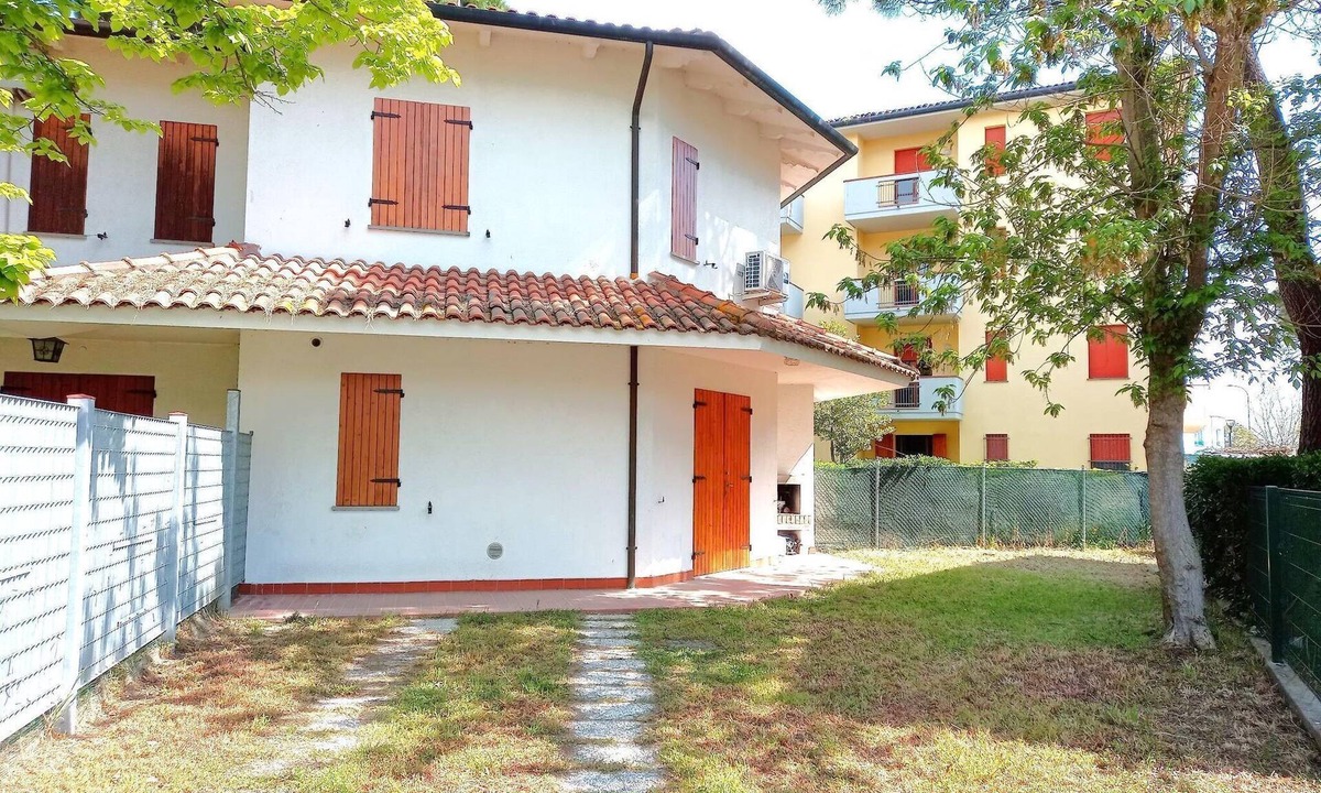 Lido Adriano Villa | Attractive villa with garden