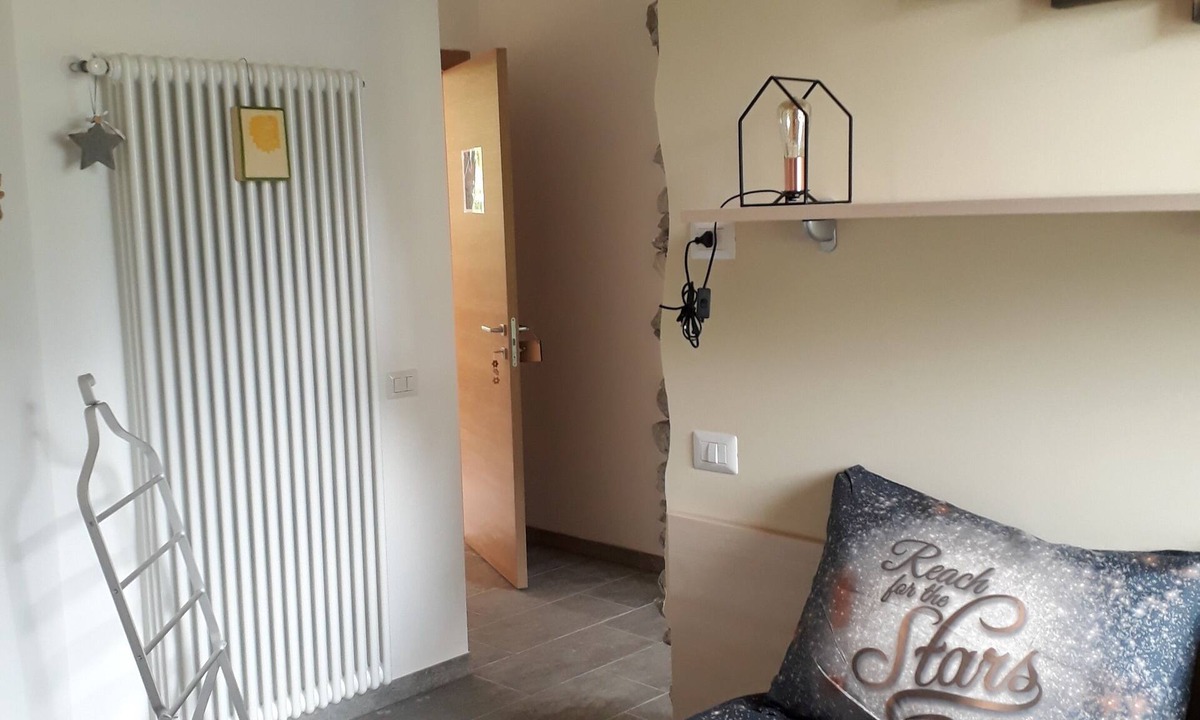 Chiavenna Bed & Breakfast | B&B Vecchiascuola di Pianazzola, apartments and rooms for rent in a school