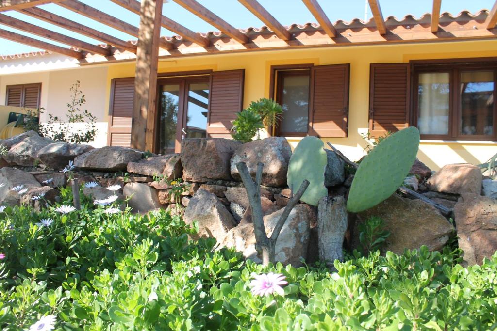 Pirotto Li Frati House | Baia delle Mimose House