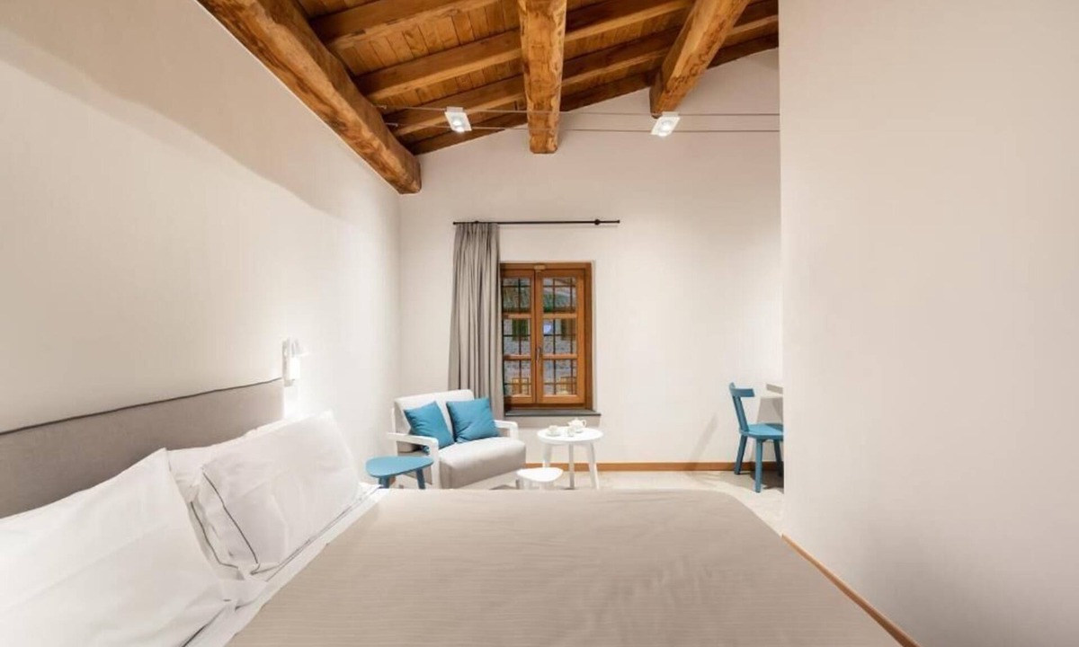 Latina Hostel | Balthazar Double Room with Spa Bath