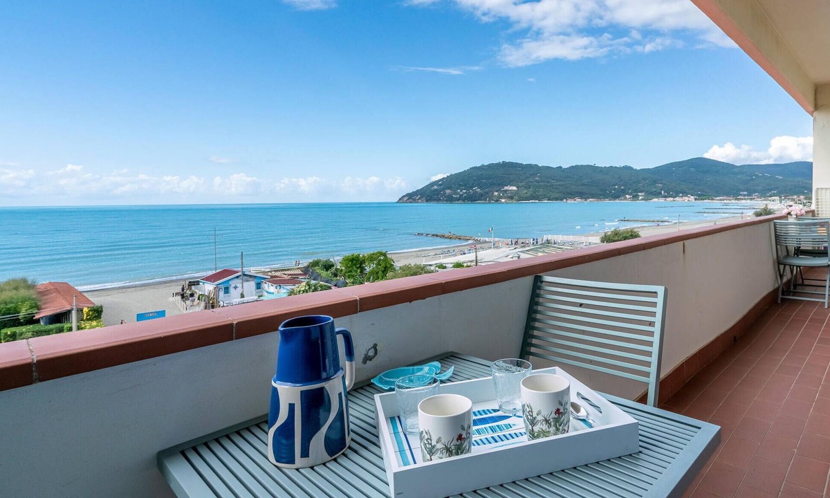 Marinella di Sarzana Apartment | Beach front apartment
