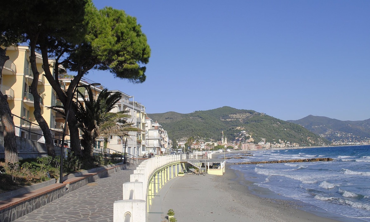 Laigueglia Apartment | Beachfront accommodation, 3 bedrooms plus small bedroom, with private courtyard.
