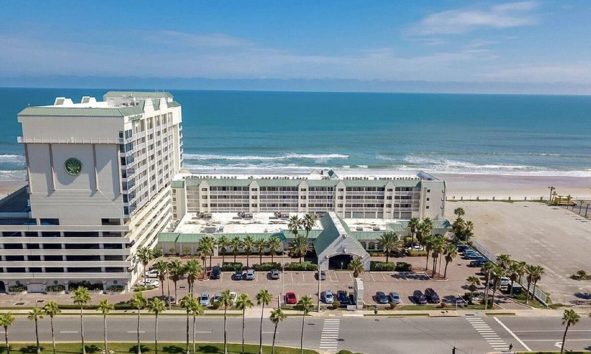 Ortona Park Condo | Beautiful 9th floor OceanView Studio Condo - Pool is OPEN!