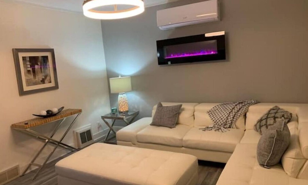 Manitowoc House | Beautiful downstairs unit.