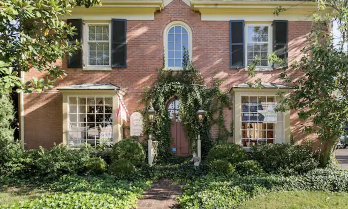 Lexington House | Bed & Breakfast type bedroom in shared apartment above a Specialty Coffeeshop.